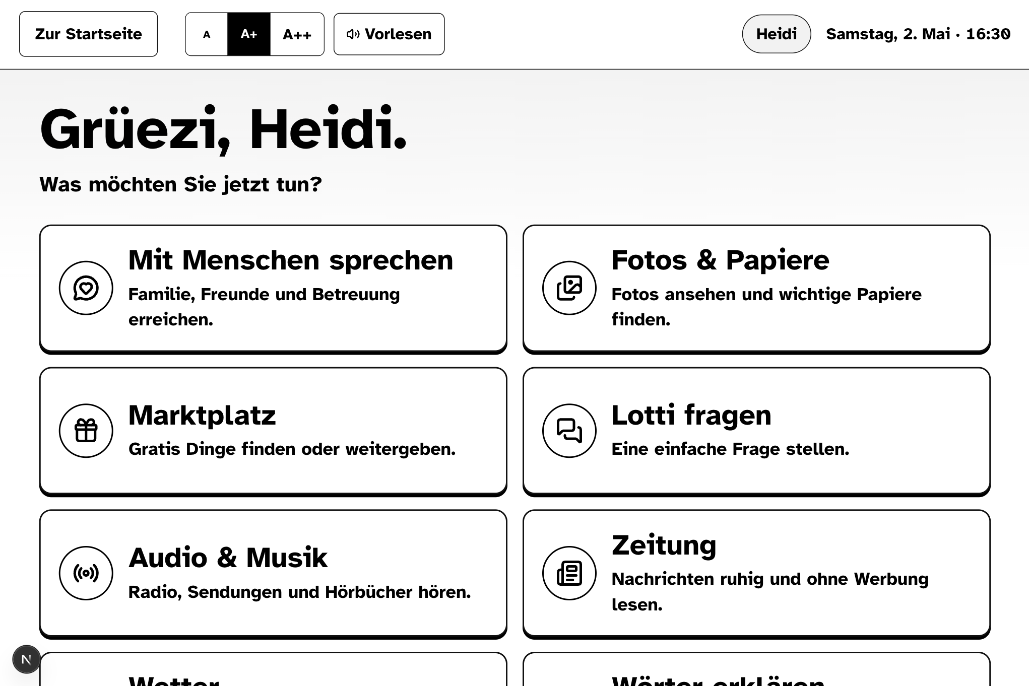 Senior nutzt Tablet mit SeniorNett in entspannter Umgebung